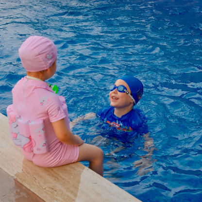 KidVision yüzdüren mayo giyen çocuk havuzda yüzerken